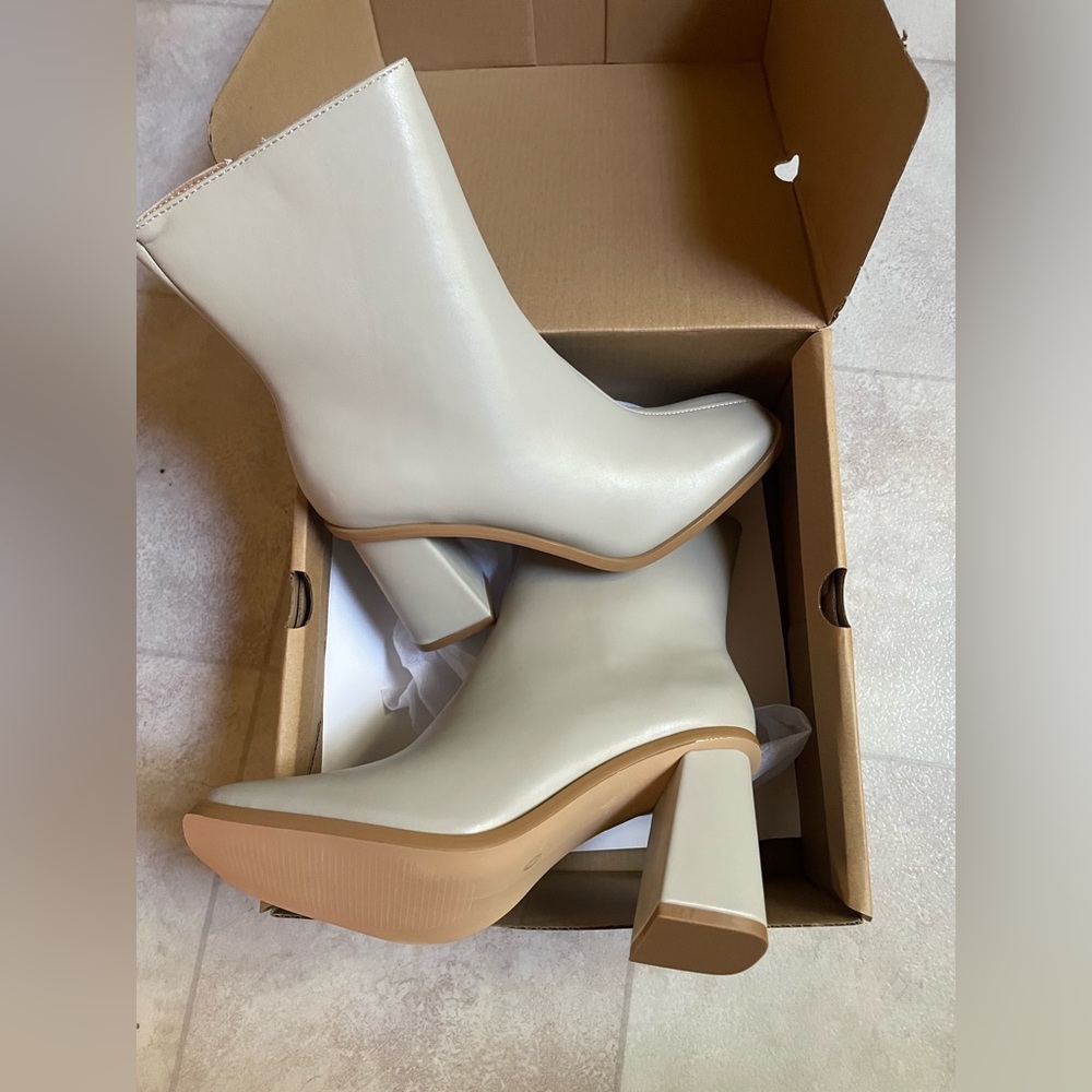 NIB Platform Boots Size 6 Ivory​